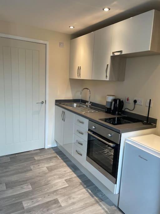 Lovely 1 Bedroom Studio Apartment - Merthyr Tydfil Eksteriør billede