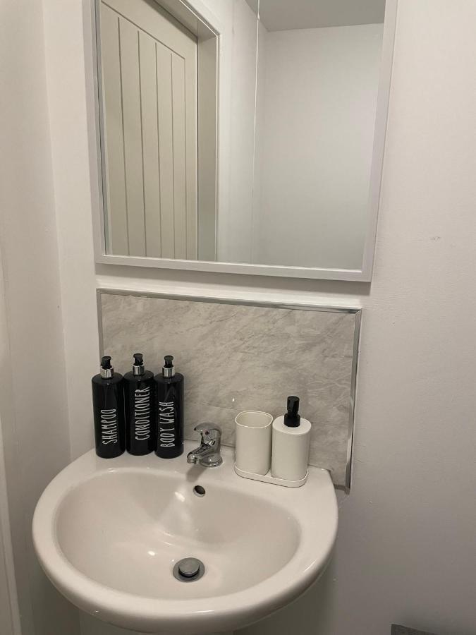 Lovely 1 Bedroom Studio Apartment - Merthyr Tydfil Eksteriør billede